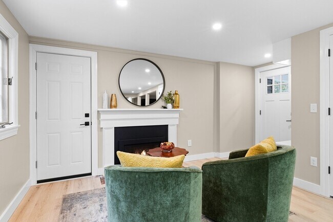 Building Photo - 123 Pond St