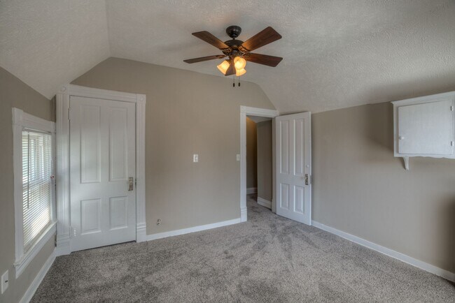 Building Photo - 5 Bedroom 2.5 Bath Midtown Home