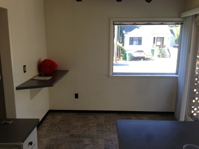 Building Photo - Great 3Bed/1.25 bath in Sweet Location!!