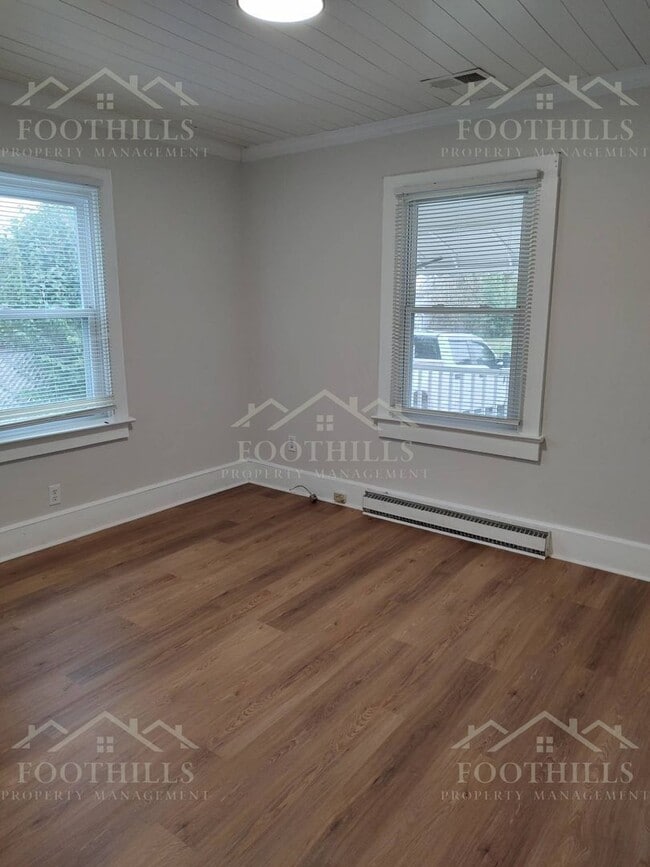 Building Photo - 211 Dickens Ave