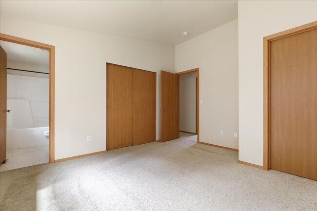 Building Photo - Beautiful Spacious 4 Bedroom 2.75 Bathroom...