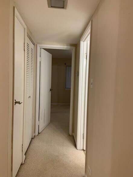 Building Photo - 9422 Bay Colony Dr