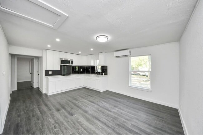 Building Photo - 7640 Broadview Dr