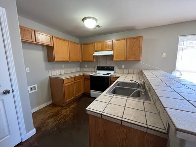 Building Photo - Renovated 3 Bedroom 2 Bath Duplex for Rent!!