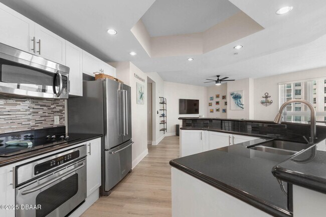 Building Photo - 231 Riverside Dr