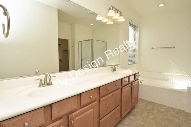 Building Photo - Immaculate Willow Ridge 4 Bedroom 2 Bath