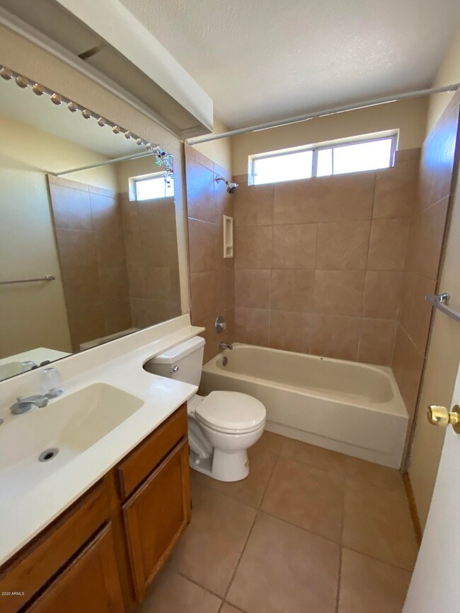 Building Photo - 6932 W Paradise Dr