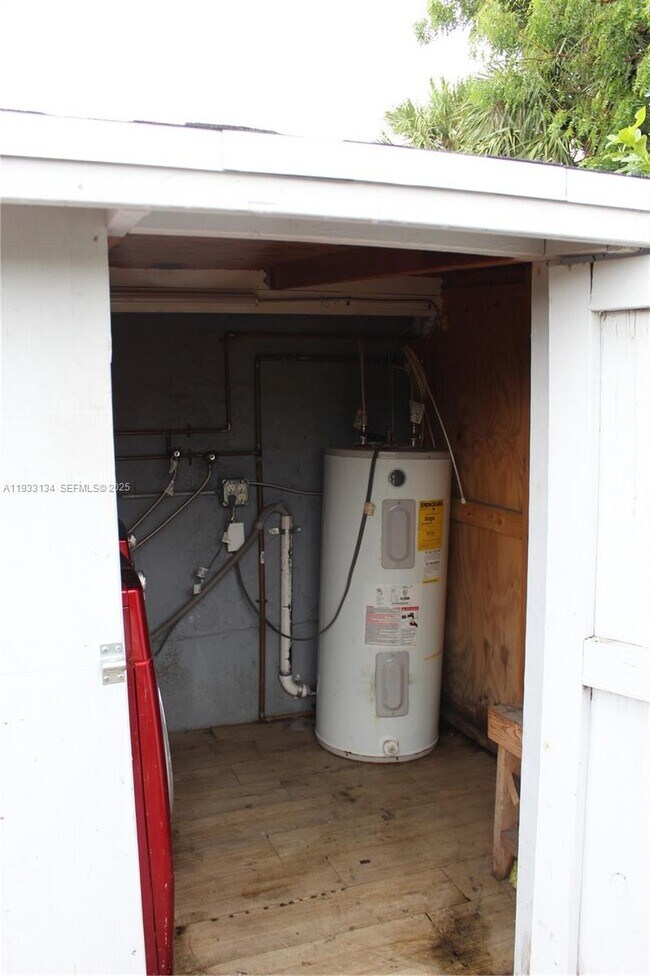 Building Photo - 6651 Custer St