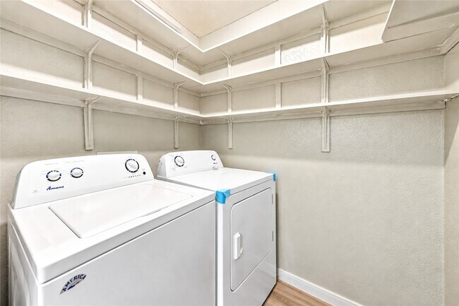 Building Photo - 6606 De Moss Dr