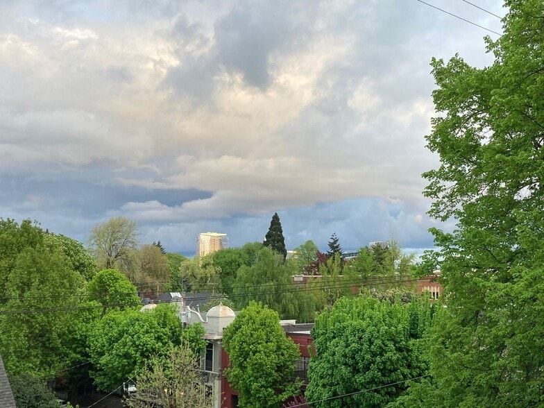 Building Photo - 2109 NW Irving St