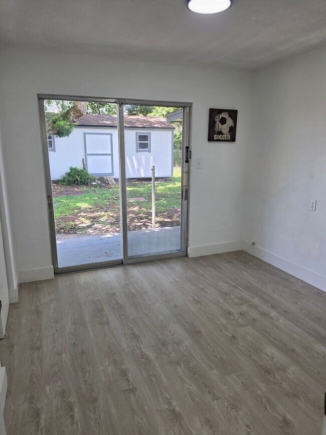 Building Photo - FOR RENT!!! SIMPLY STUNNING AND SPACIUS 3 BED 2 BATH SINGLE FAMILY HOME..
