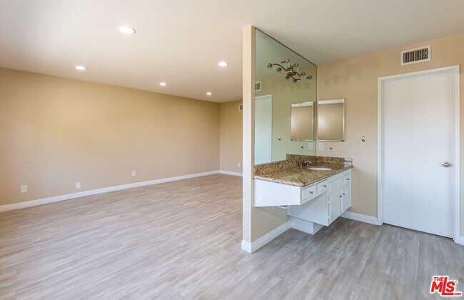 Building Photo - 6032 Sandbrook Dr