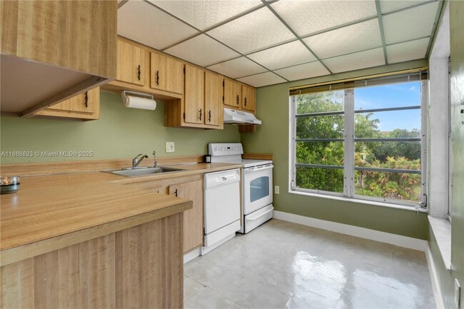 Building Photo - 4168 Inverrary Dr