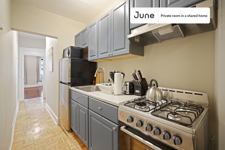 Building Photo - Room in Shared 3 bed/2 bath home in Hell's Kitchen