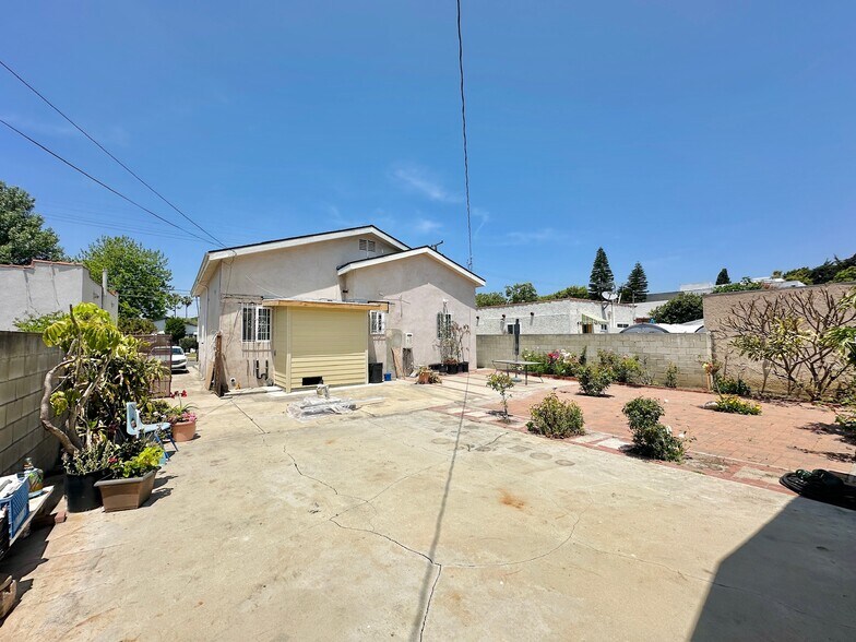 Backyard - 3588 Helms Ave