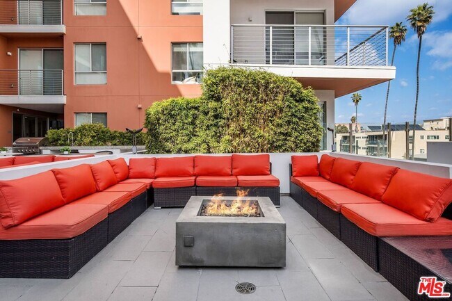 Building Photo - 453 S Kenmore Ave