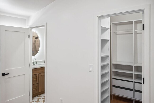 Building Photo - 4702 Kraft Ave