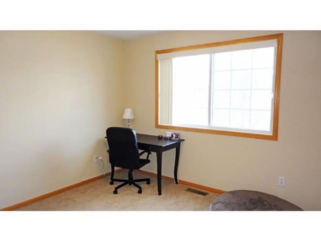 Building Photo - 2 Bedroom, 2 bathroom Townhome in Apple Va...