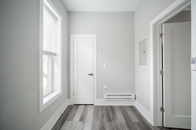 Building Photo - 1472 W Erie St