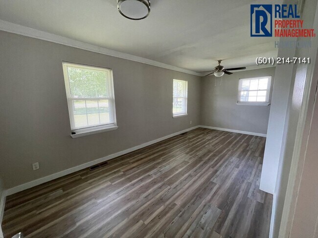 Building Photo - 2415 N Lakeview