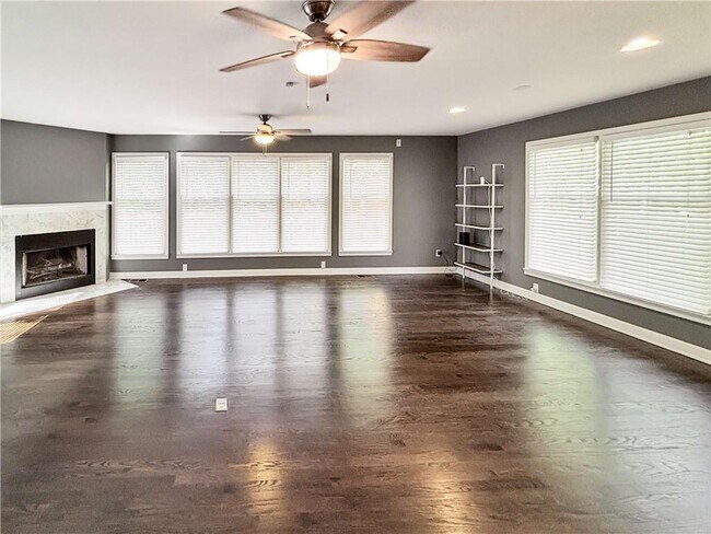 Building Photo - 2395 Powers Ferry Dr SE