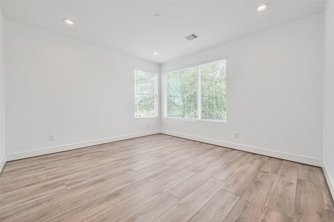 Building Photo - 3510 Hadley St