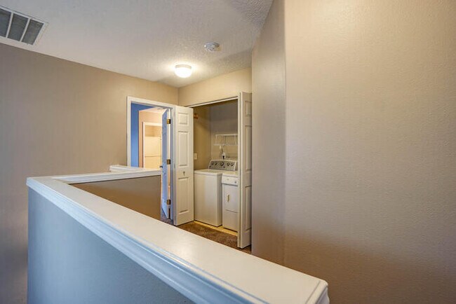 Building Photo - THREE BEDROOM TOWNHOME IN HAZEL DELL