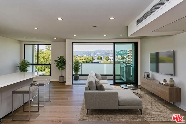 Building Photo - 328 N Maple Dr