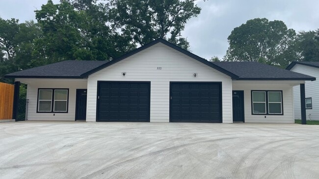 Building Photo - 3 Bed 2 Bath Duplex Close to SFA!!!