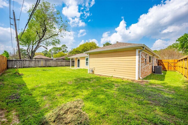 Building Photo - 10003 Windriver Dr