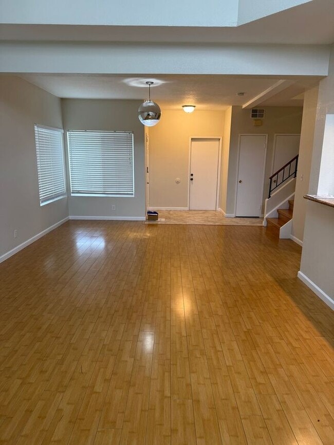 Building Photo - Beautiful Spacious 4-bedroom, 2.5-bathroom...