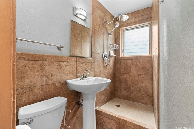 Building Photo - Available now! 1BD/1BA/1PKG at Hawaiiana Gardens in Waikiki.