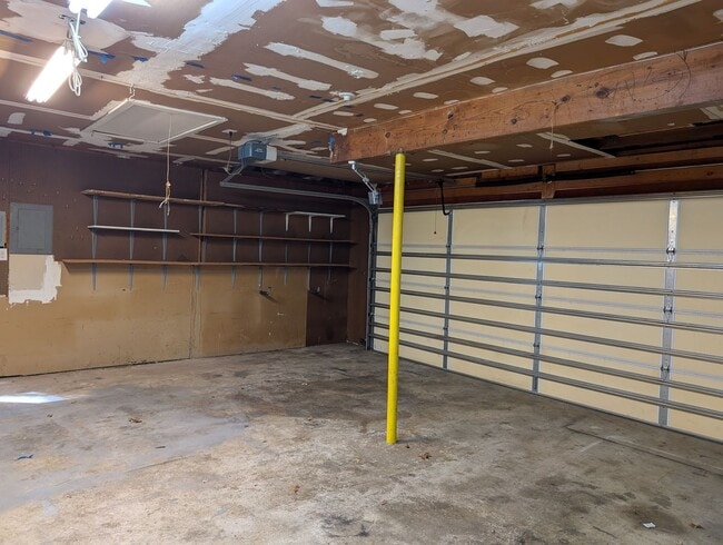 Building Photo - Cozy 2 story, 5 bedroom, 3.5 bathroom hous...