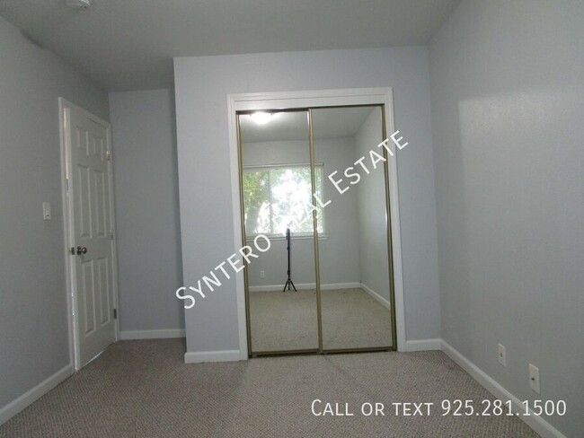 Building Photo - Upstairs 2 Bedroom/1 Bath Apartment with G...