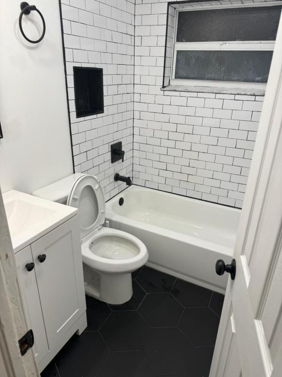 Building Photo - 1600 Center St