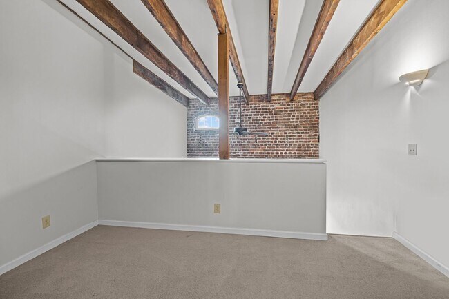 Building Photo - Available 9/1. Awesome 1 BR/1.5 BA Apartme...