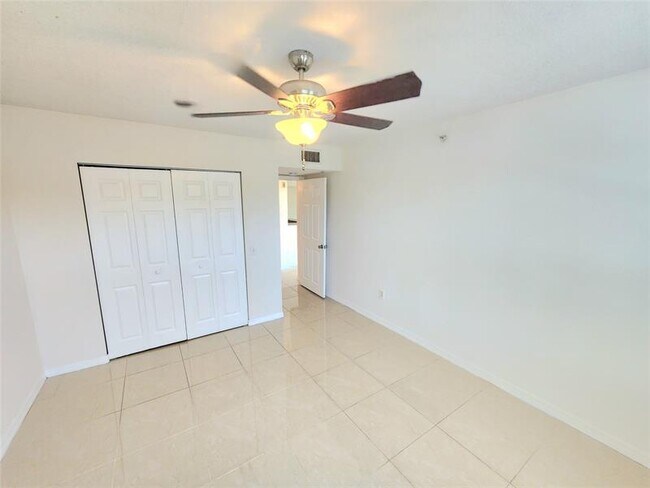 Building Photo - 1021 Villa Cir