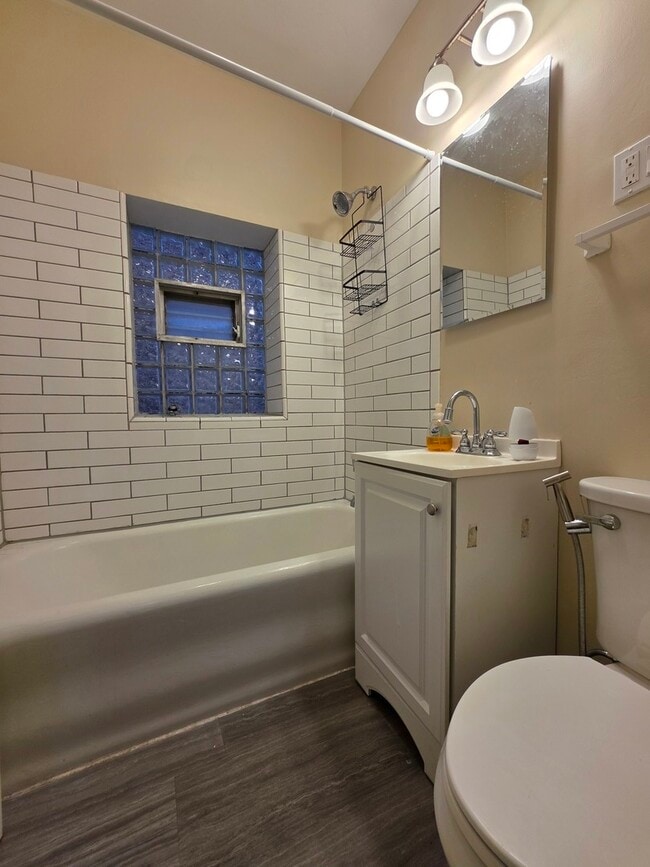 Building Photo - 4831 W Roscoe St