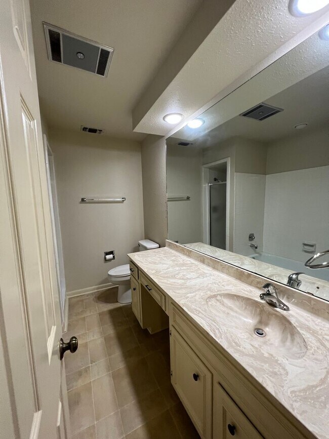 Building Photo - Spacious 2 Bedroom 2 Bath Condo in Alamo H...