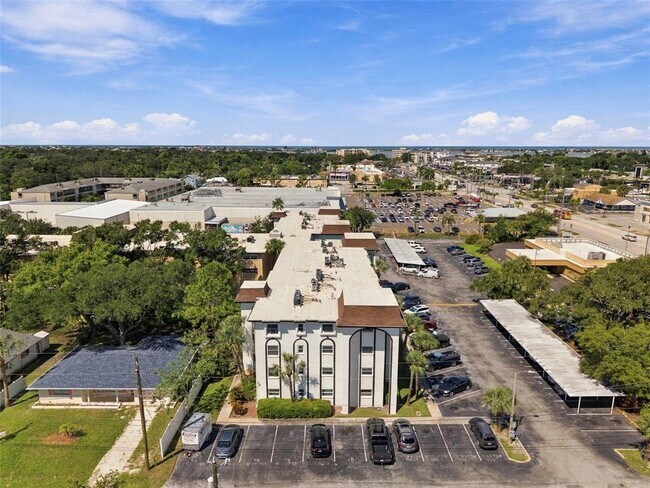 Building Photo - 2525 W Bay Dr