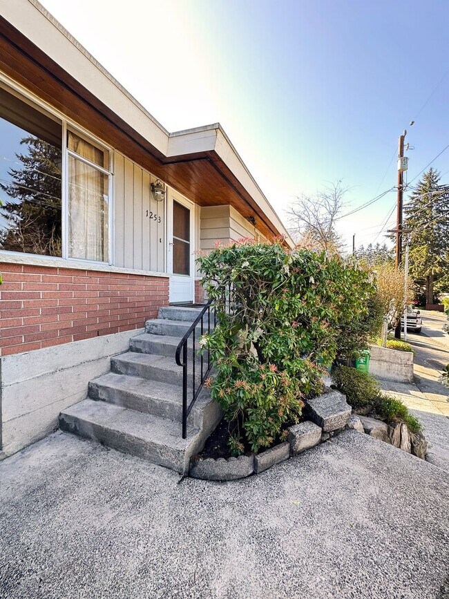 Building Photo - 2Bd/1.75Ba Seattle House