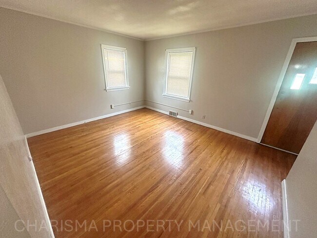 Building Photo - Spacious 2 Bedroom, 1.5 Bath Home, Newly U...