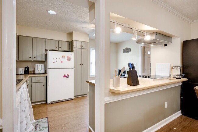 Building Photo - Fully Furnished Home