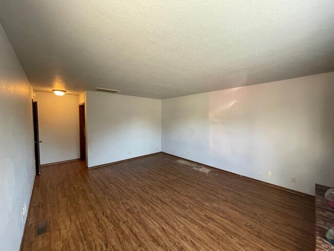 Building Photo - 221 Skylark Ct