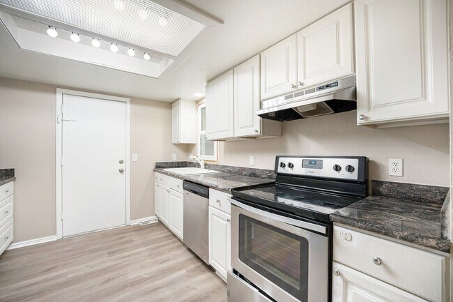 Building Photo - Newly Updates 4-Bedroom, 4-Bathroom Townhouse Available Immediately