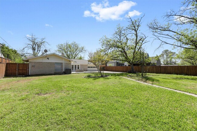 Building Photo - 3215 Whitehall Dr