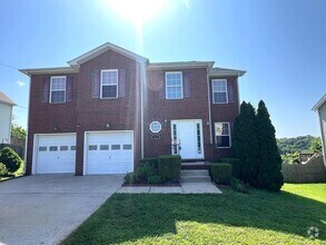 Building Photo - 3 Bedroom 2 1/2 Bathroom Home with fenced ...