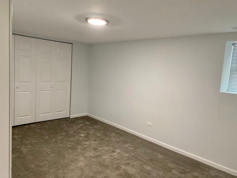 Bedroom - 2058 W Hutchinson St