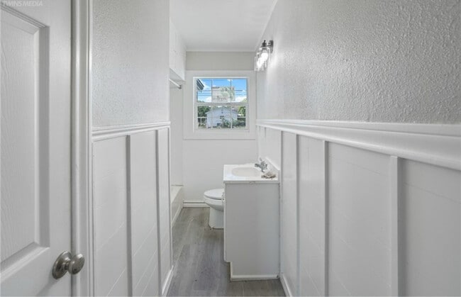 Building Photo - 1367 Normandy Dr