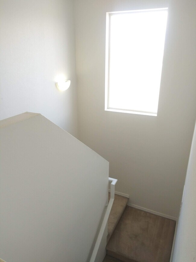 Building Photo - 3BR, 2.5BA, 2CG